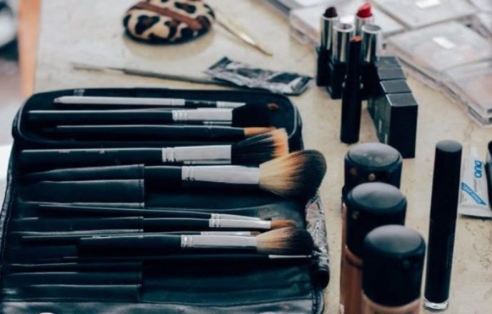 Minimalist Fashion: How Many Shades of Lipstick Do I Really Need?