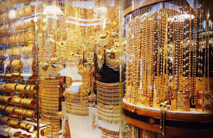 What Is a Karat and What Does It Really Mean? What is a Karat? What does Karat mean? | Photo of display case full of gold jewelry | Photo by Jocelyn Li